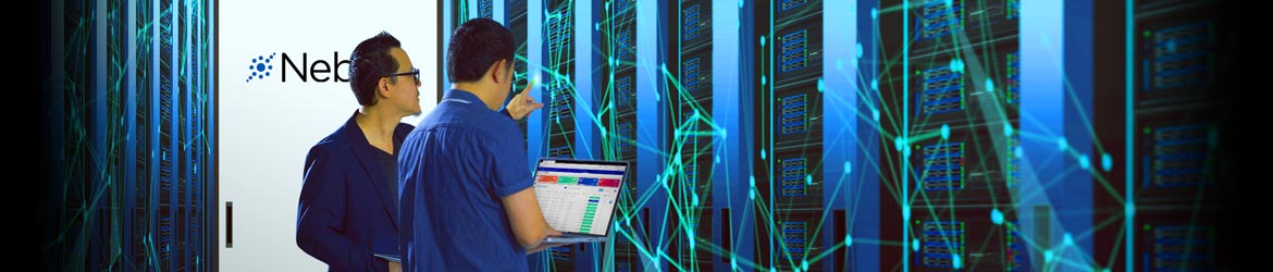 KLDiscovery IT-Mitarbeiter im Serverraum mit Nebula-Laptop. KLDiscovery IT-Mitarbeiter im Serverraum mit Nebula-Laptop.
